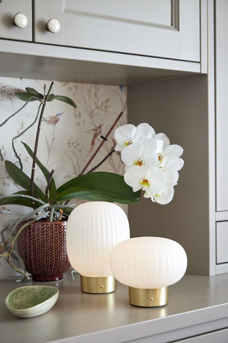 Ms Zoe Oppladbar bordlampe, messing/opal