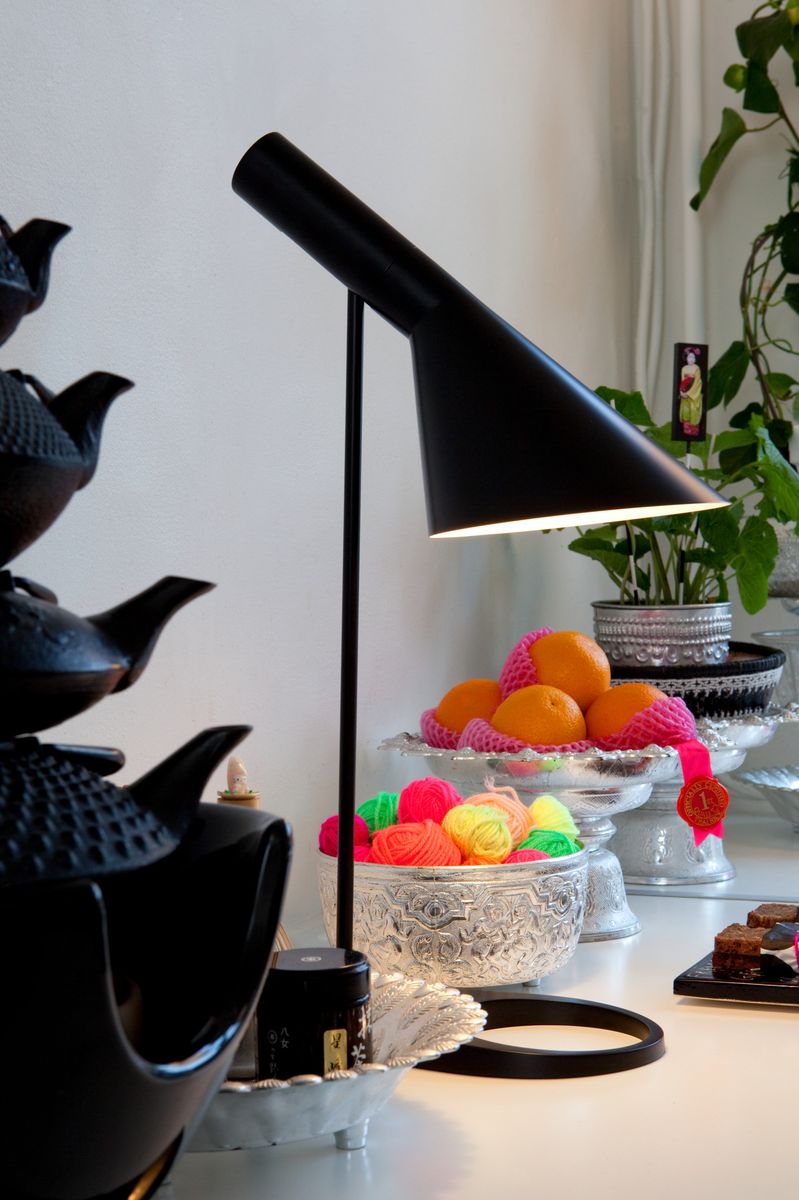Louis Poulsen AJ Bordlampe, Sort