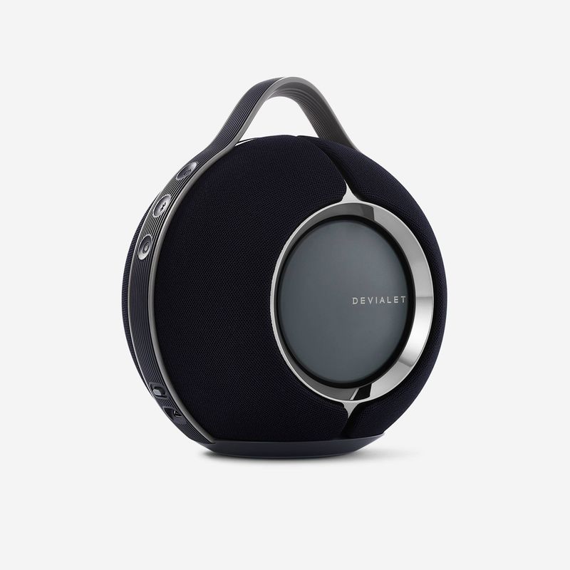 Devialet Mania med ladestasjon.